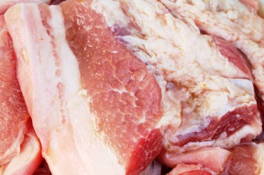 Sokak gıda yemek pişirmek için çiğ domuz eti