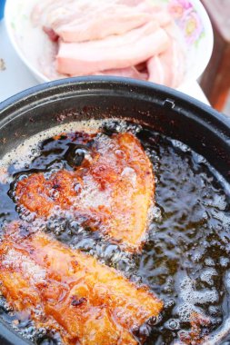 Sokak gıda tavada kızarmış domuz