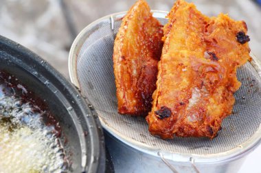 Sokak gıda tavada kızarmış domuz