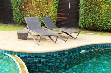 Havuz başında şemsiye ile rahat daybed