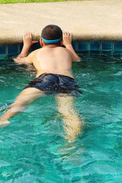 Il ragazzo sta nuotando in piscina — Foto Stock