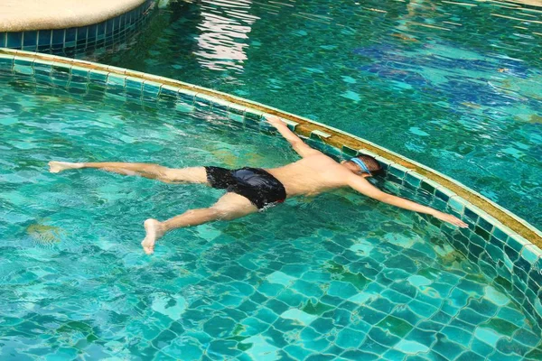 Der Junge schwimmt im Pool — Stockfoto