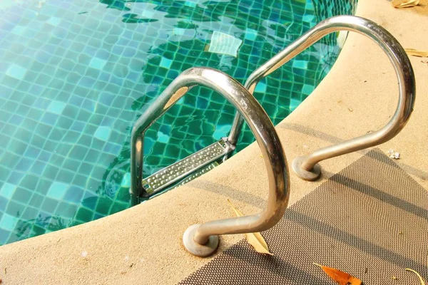 Escaleras en la piscina con la naturaleza —  Fotos de Stock