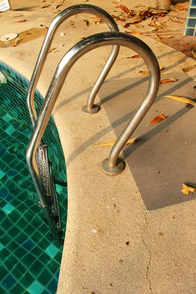 Treppe im Pool mit der Natur — Stockfoto