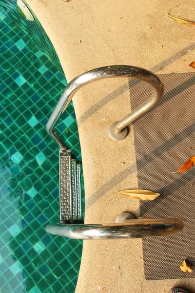 Schody v bazénu s přírodou — Stock fotografie