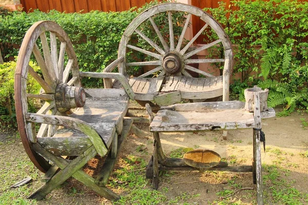 Vintage tarzı koltukları bahçede ayarla — Stok fotoğraf