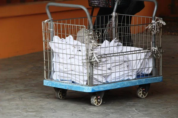 De witte handdoek is in de winkelwagen — Stockfoto