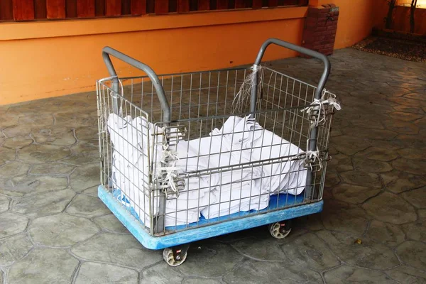 La toalla blanca está en el carro. — Foto de Stock