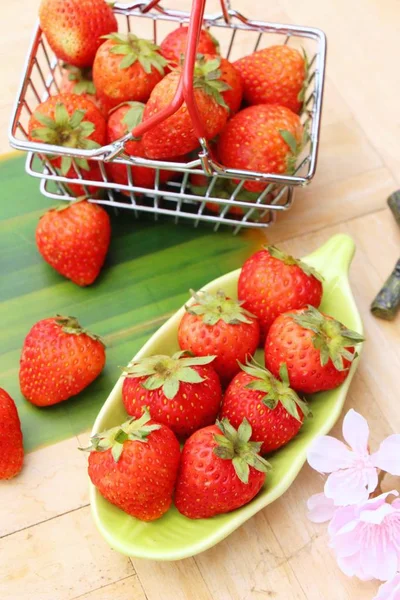 Fresas Frescas Delicioso Sobre Fondo Madera — Foto de Stock