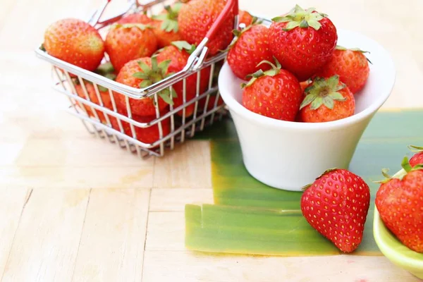 Fragole Fresche Delizioso Sfondo Legno — Foto Stock