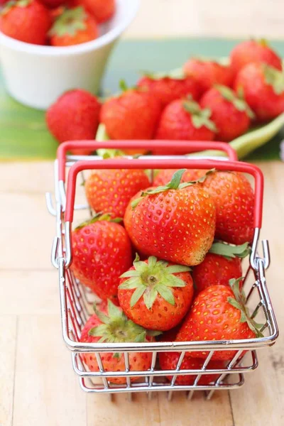 Fresas Frescas Delicioso Sobre Fondo Madera — Foto de Stock