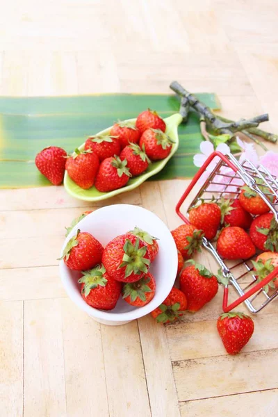 Fresas Frescas Delicioso Sobre Fondo Madera — Foto de Stock