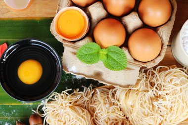 Noodle buğday unu ve yemek pişirmek için yumurta ile yapma