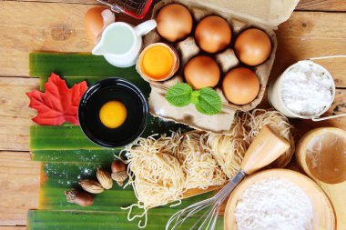 Noodle buğday unu ve yemek pişirmek için yumurta ile yapma