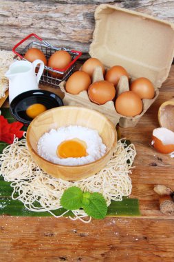 Noodle buğday unu ve yemek pişirmek için yumurta ile yapma