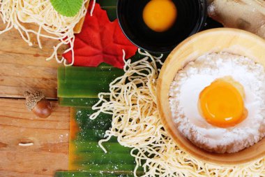 Noodle buğday unu ve yemek pişirmek için yumurta ile yapma