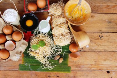 Noodle buğday unu ve yemek pişirmek için yumurta ile yapma