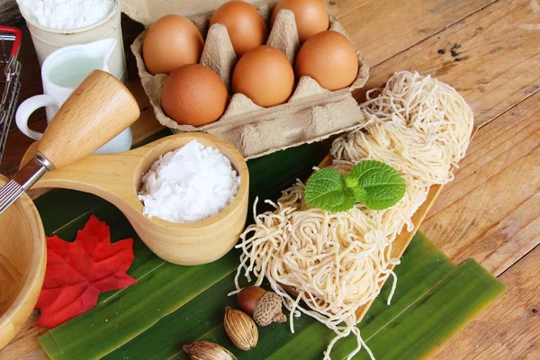 Fare tagliatelle con farina di grano e uova per la cottura — Foto Stock