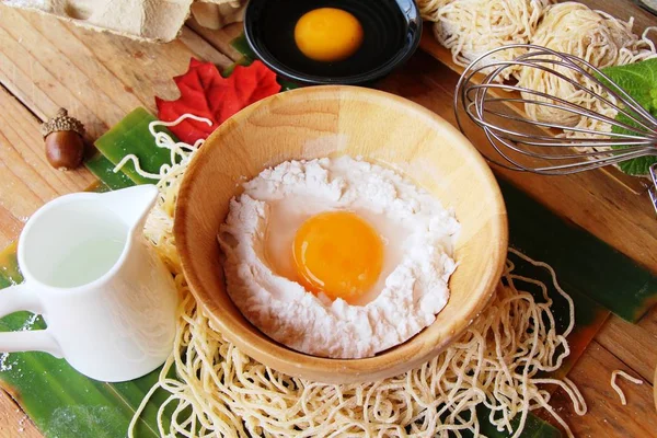 Fare tagliatelle con farina di grano e uova per la cottura — Foto Stock