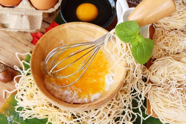Membuat mie dengan tepung gandum dan telur untuk dimasak. — Stok Foto