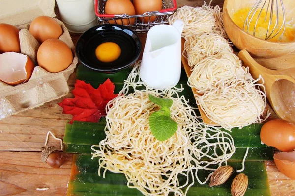 Fare tagliatelle con farina di grano e uova per la cottura — Foto Stock