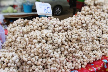 Sokak gıda pişirme için sarımsak baş