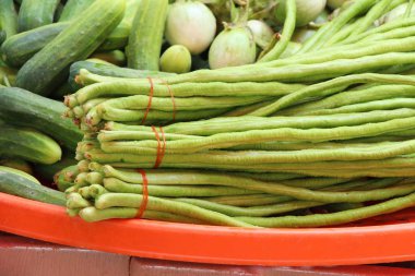 Belgili tanımlık çarşı içinde yemek pişirmek için uzun fasulye