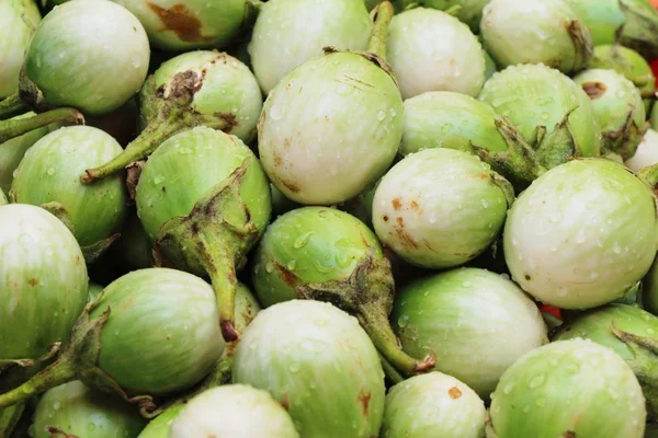 Verse aubergine groen biologisch op de markt — Stockfoto
