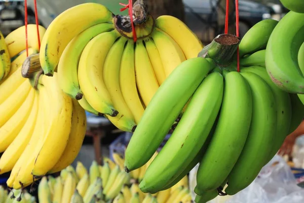 El plátano fresco es delicioso en el mercado — Foto de Stock