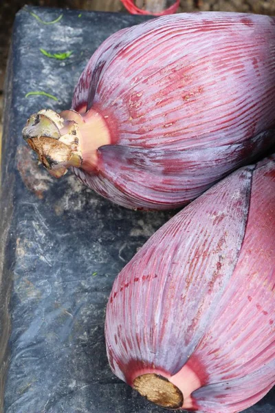 Цветок банана для приготовления пищи на рынке — стоковое фото