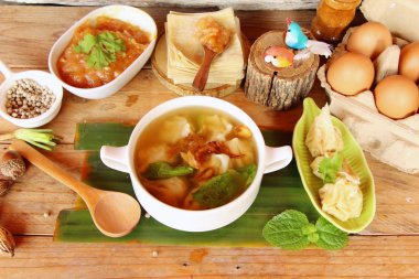 Domuz eti köfte çorba lezzetli kase ile