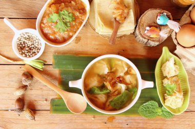 Domuz eti köfte çorba lezzetli kase ile