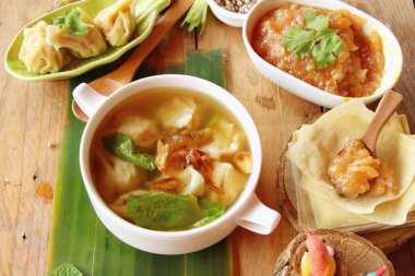 Domuz eti köfte çorba lezzetli kase ile