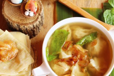 Domuz eti köfte çorba lezzetli kase ile