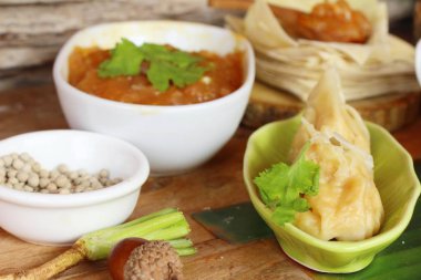 Domuz eti köfte çorba lezzetli kase ile