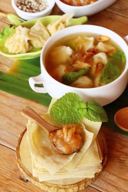 Domuz eti köfte çorba lezzetli kase ile