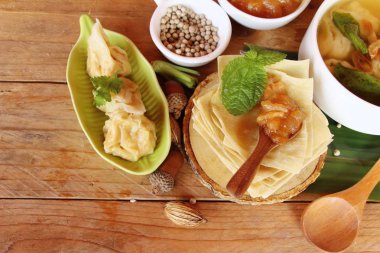 Domuz eti köfte çorba lezzetli kase ile