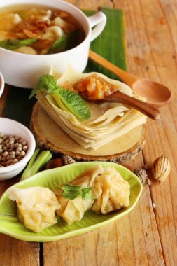 Domuz eti köfte çorba lezzetli kase ile