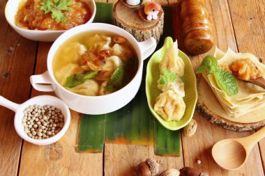 Domuz eti köfte çorba lezzetli kase ile