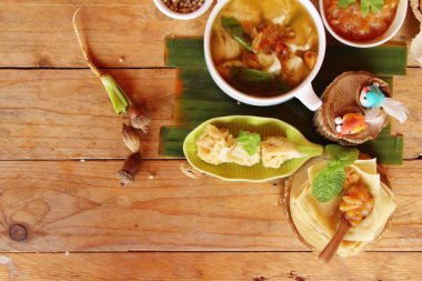 Domuz eti köfte çorba lezzetli kase ile