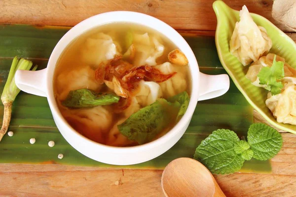 Boulettes de porc avec soupe délicieuse dans un bol — Photo