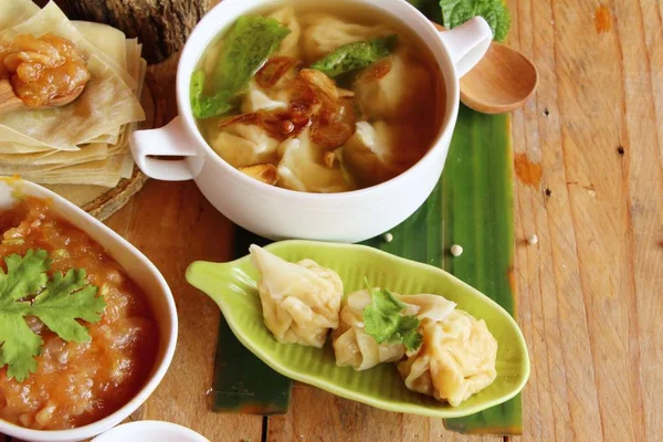 Varkensvlees dumplings met heerlijke soep in kom — Stockfoto