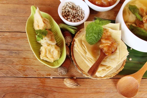 Domuz eti köfte çorba lezzetli kase ile