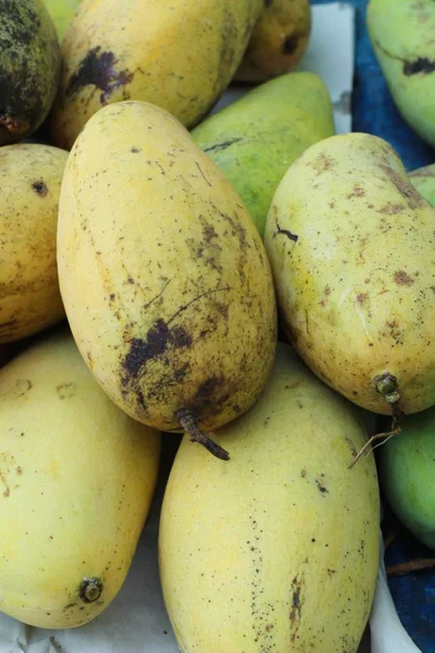 Ripe mango fruit delicious at street food — Stock Photo, Image