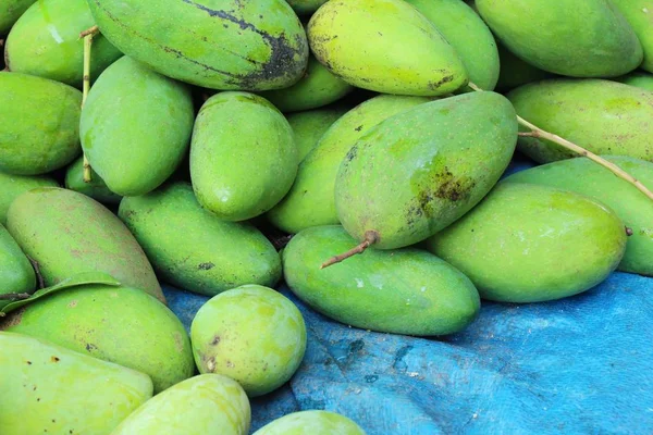 La fruta de mango es deliciosa en la comida callejera — Foto de Stock