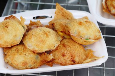 Hindistan cevizi sütü karıştırın şeker ve un, Tay tatlı