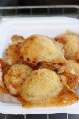 Hindistan cevizi sütü karıştırın şeker ve un, Tay tatlı