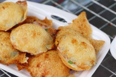 Hindistan cevizi sütü karıştırın şeker ve un, Tay tatlı