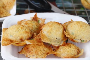 Hindistan cevizi sütü karıştırın şeker ve un, Tay tatlı