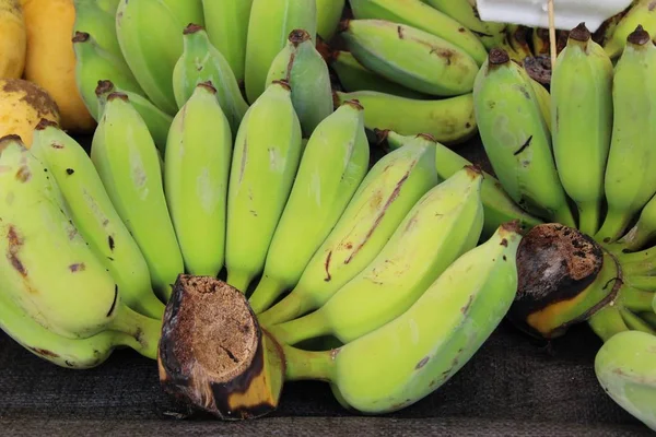 La banana fresca è deliziosa nel mercato — Foto Stock